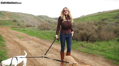 摩洛伊斯兰解放阵线 业余的 凯利 麦迪逊 是 具有 一个 漂亮的 走路 与 她的 狗狗