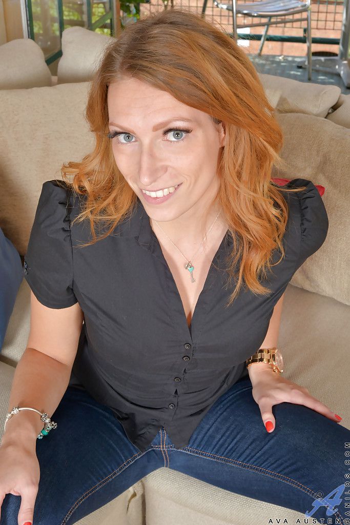 Reifen redhead Frau Ava Austen entkleidet sich Ziemlich sexy und hot