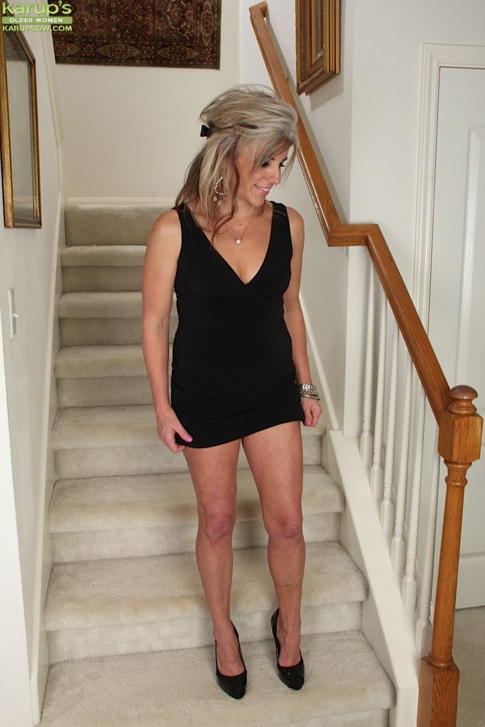 Dangerous mature lady Sierra Smith poses naked on the stairs