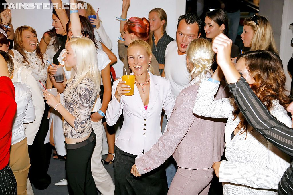 Verführerisch Mädels sind in Schwanz saugen Wettbewerb bei die betrunken party
