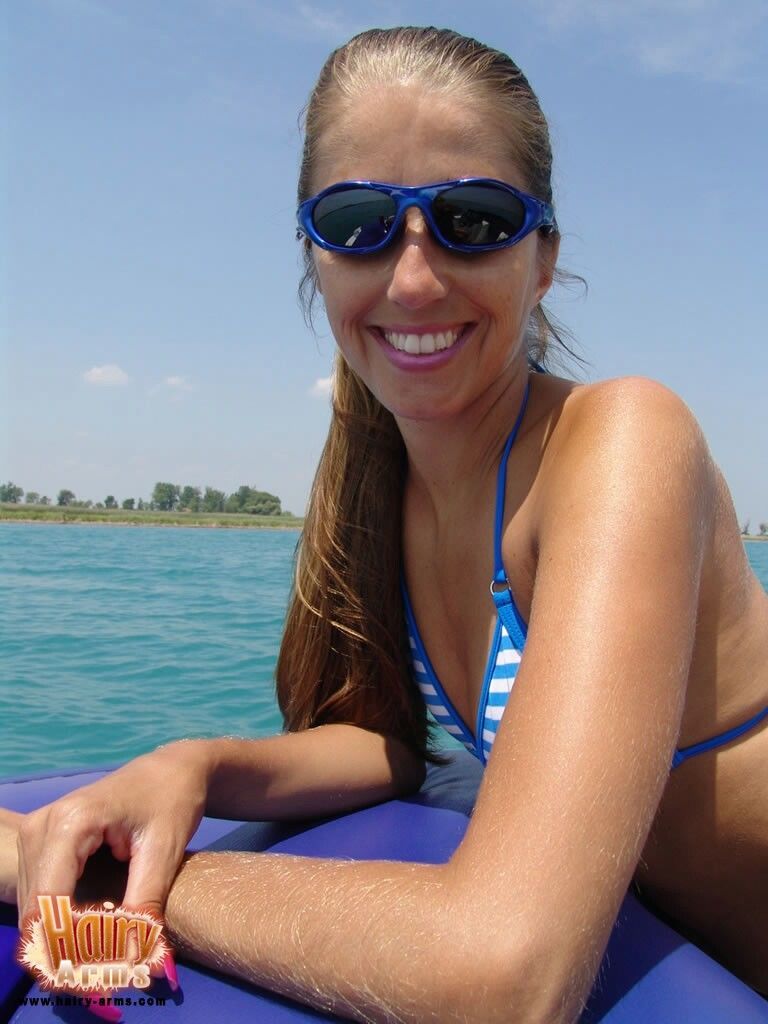 बिकिनी पहने लोरी एंडरसन में चश्मा flaunting उसके सही शरीर पर के समुद्र तट
