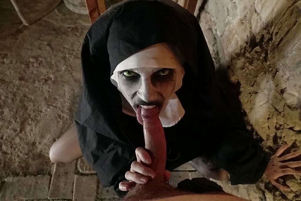 Europeu feminino chegando pregado enquanto vestindo assustador freira traje