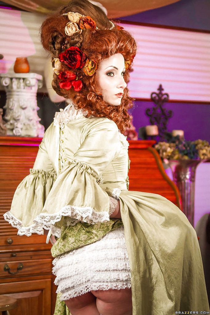 Glamoureuze redhead lady in wit kousen het blootleggen van haar getatoeëerde lichaam