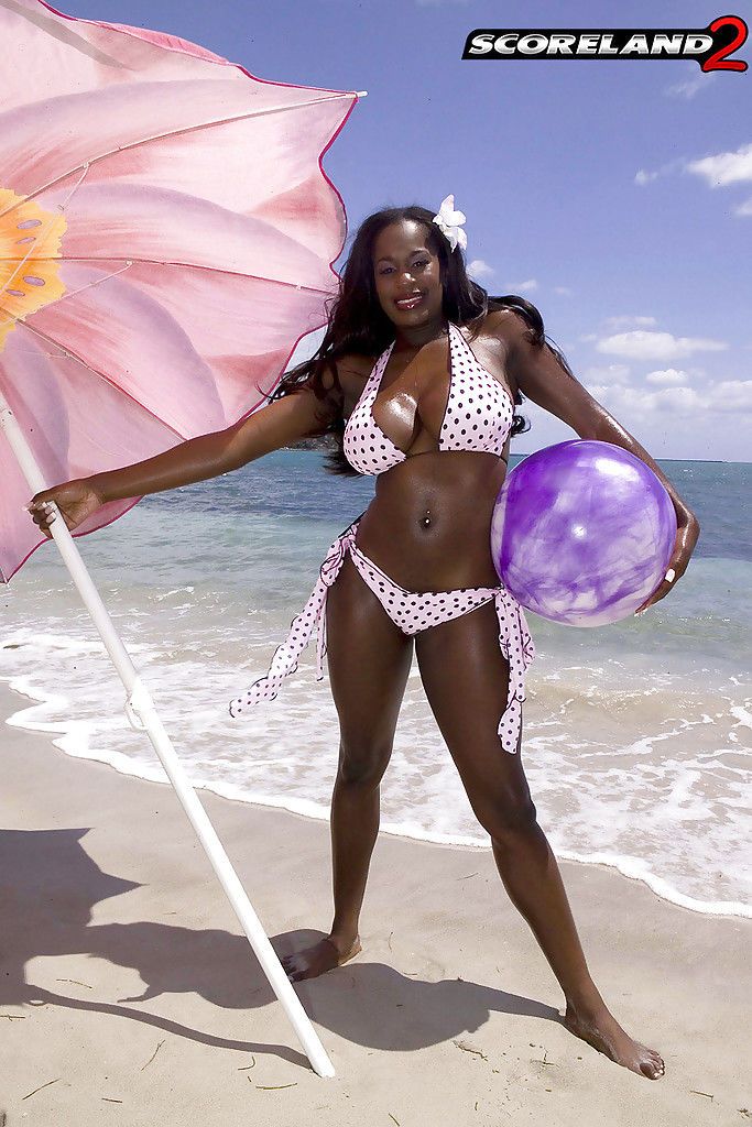 noir maman nikki Jaye libérer énorme juggs À partir de bikini à l'extérieur sur Plage