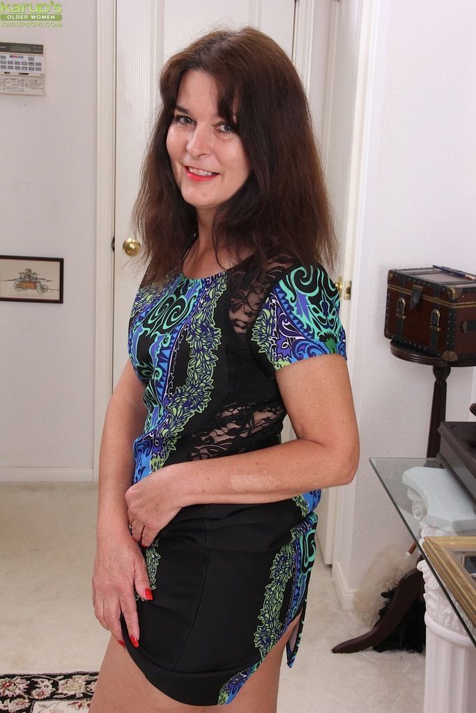 ouder Brunette Vrouw bridget bellen uitkleedt op Zaal Tapijt naar vormen naakt