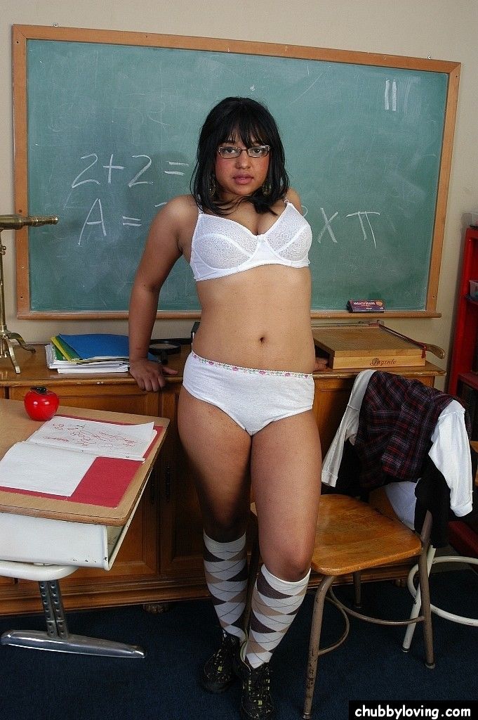 maturo grassi Lily stripping giù Per argyle Calze e Occhiali in aula