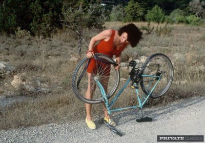 Vintage Muñeca obtener Un plana Mientras andar en bicicleta & Recompensas su ayudantes Con Un a la mierda fest