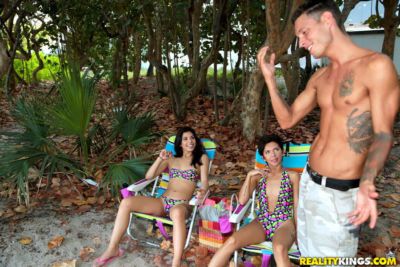 latina tieners in badpakken krijgen geplukt tot in Strand voor een hot triootje
