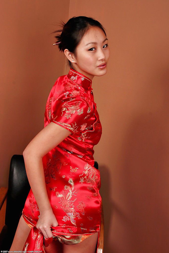 Asiatische Amateur Evelyn Lin baring perfekt Babe geben Kleine Titten und phat butt