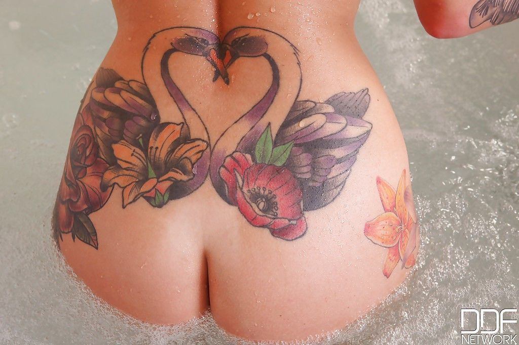 tatuado solo menina Daniella Mae lançando Grande mamas a partir de biquini no Casa de banho