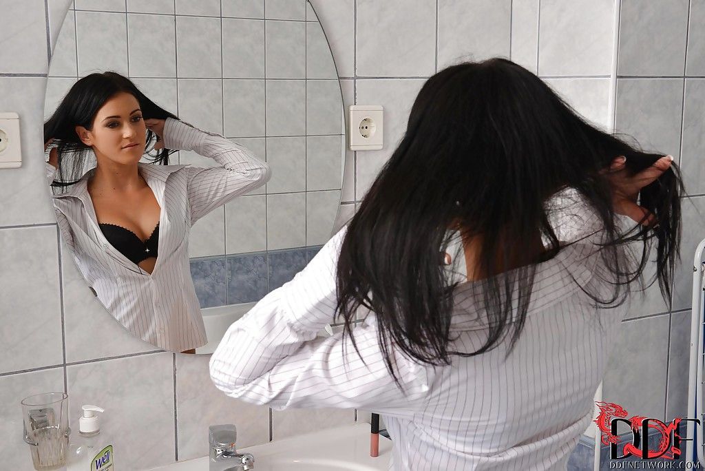 hấp dẫn Phụ nữ da ngăm Dễ thương Hình chữ một Ngược lại thoát y trong những Tắm
