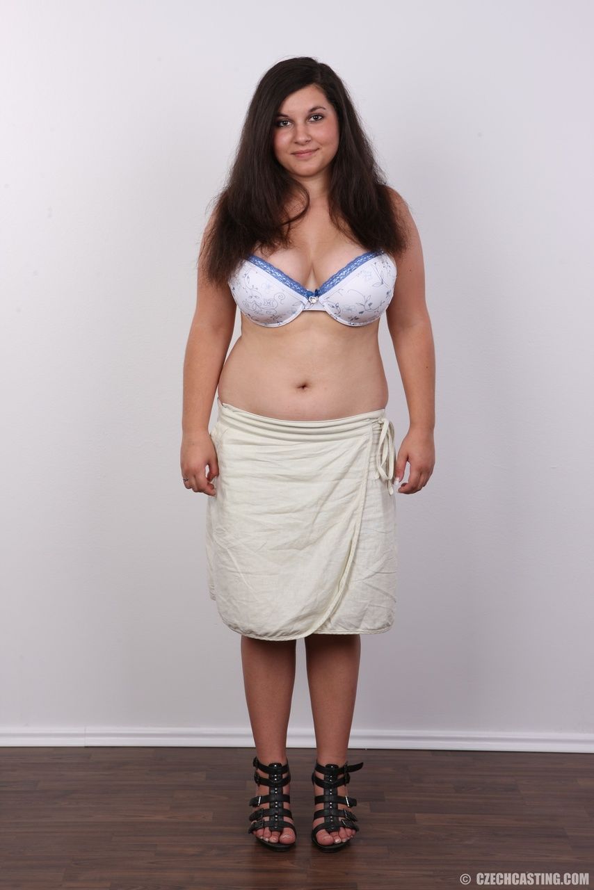 Overgewicht Brunette Lucie uitkleedt naar vervullen dromen van steeds een naakt model