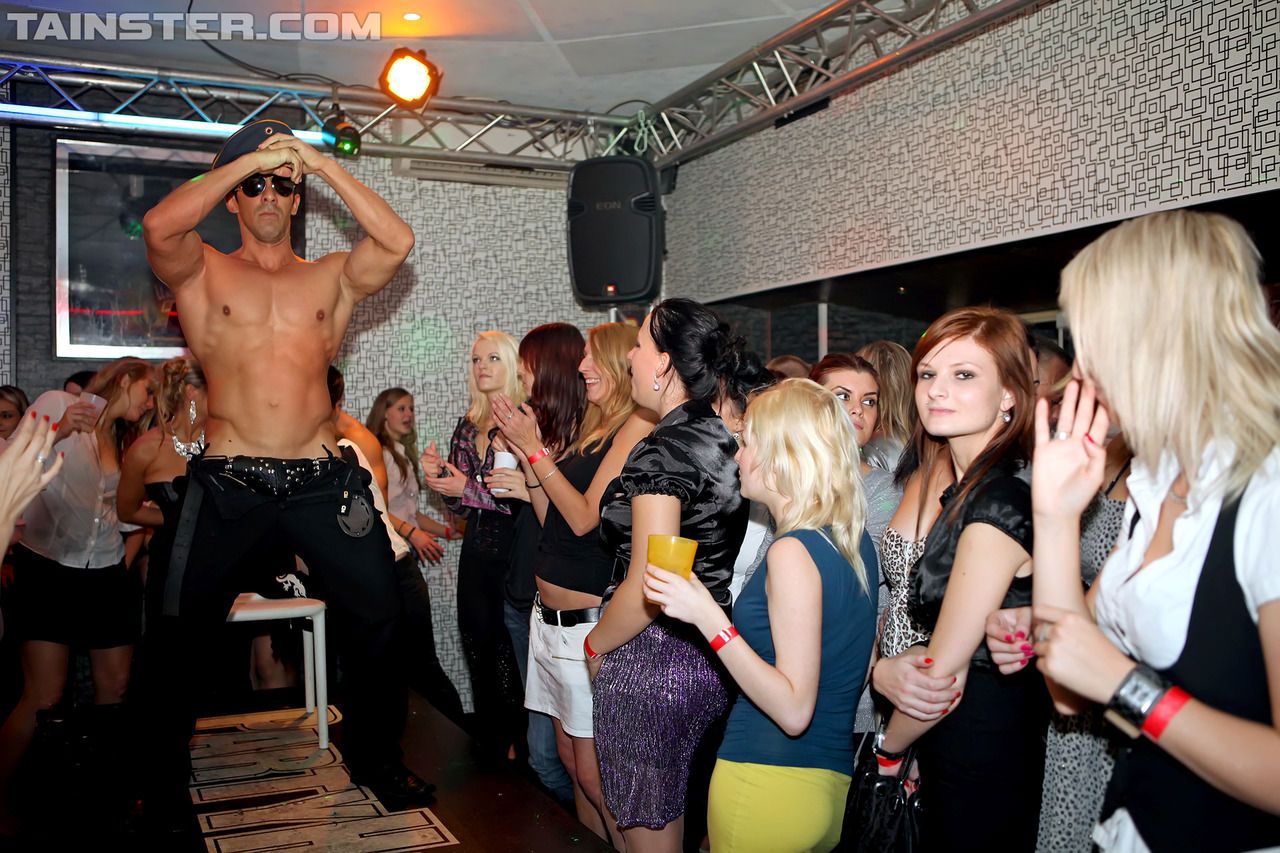 Gekleed vrouwen krijgen dronken en neuken man strippers in een discotheek
