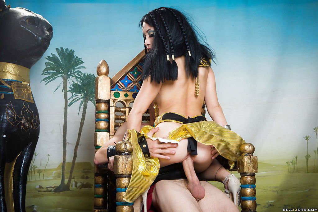 Asiatische Brünette Rina Ellis Ficken Big dick in cleopatra outfit