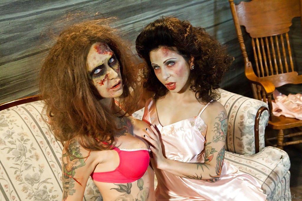 Amatorskie nawiasem mówiąc lesbijki grać zombie roli w w cosplay Scena