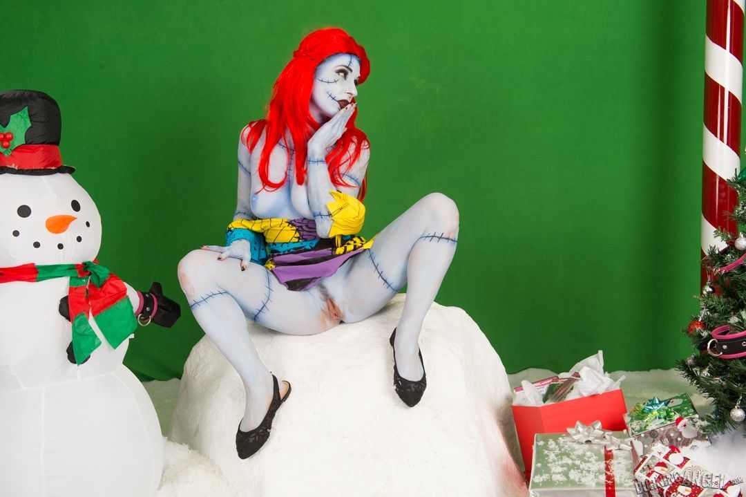 redhead goth meisje Joanna Angel Spreads naar blote naakt kont in hot Cosplay