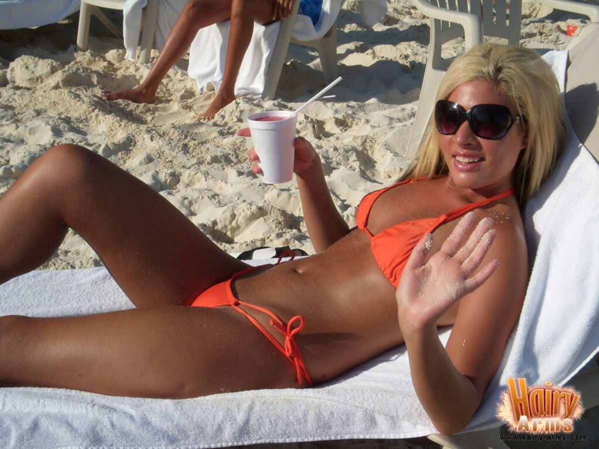 Hirsute blonde Lori anderson détend sur Un Plage dans Son bikini et lunettes de soleil