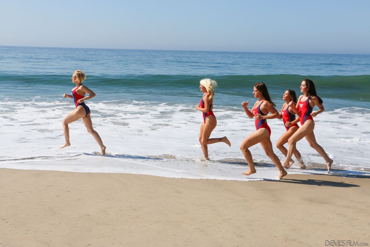 hot Strand babes in Badeanzüge & bare Füße die Ausübung auf Knie zeigen sexy Arsch