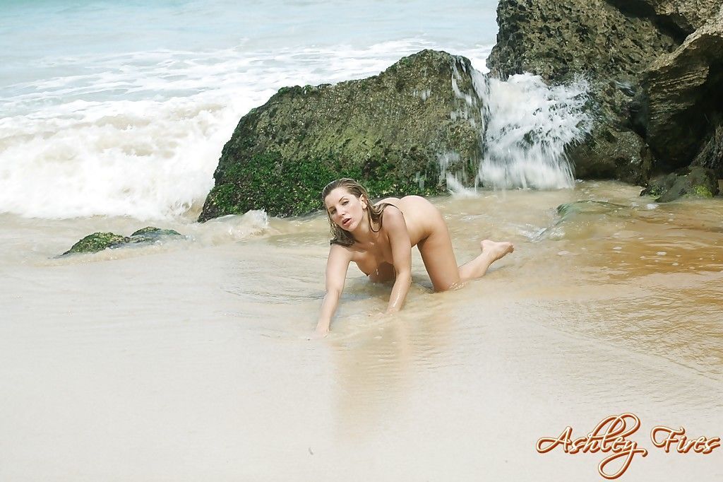 Blonde Strand Babe ashley feuert Modellierung Topless in Bikini Böden