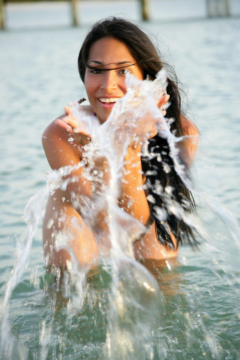 Bikini Model Ruth Medine gösterir kapalı onu Çıplak teen vücut at bu Plaj