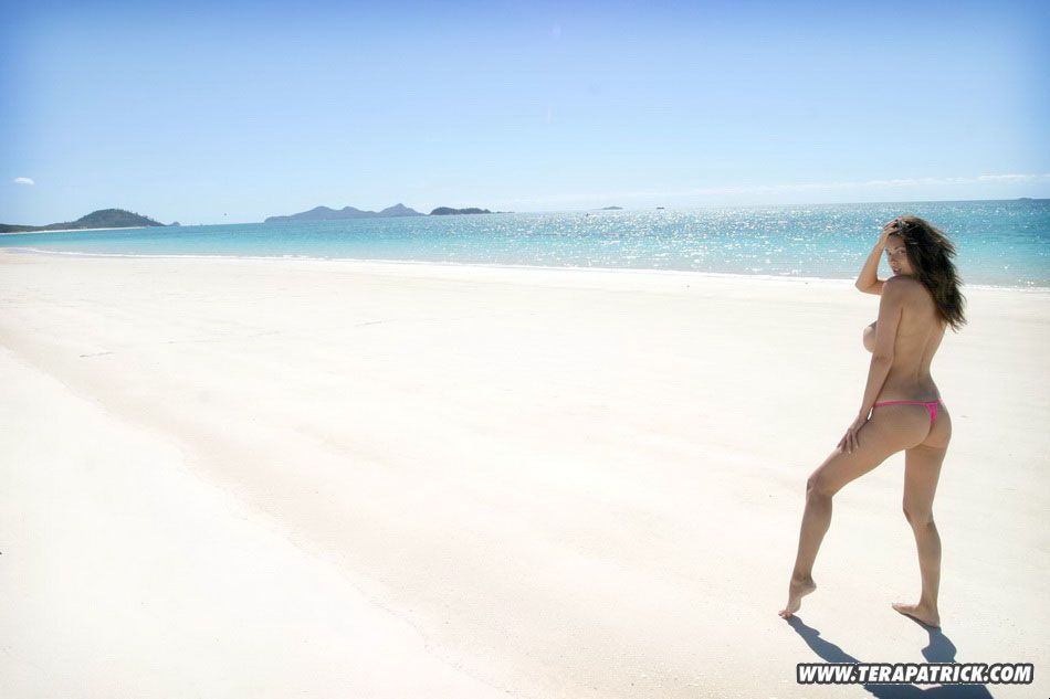Grande sballato Bruna volpe stripping off Il suo ROSA mutandine su il Spiaggia