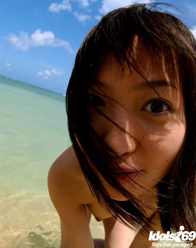Prachtig Aziatische Babe met groot tieten strippen uit haar Bikini outdoor
