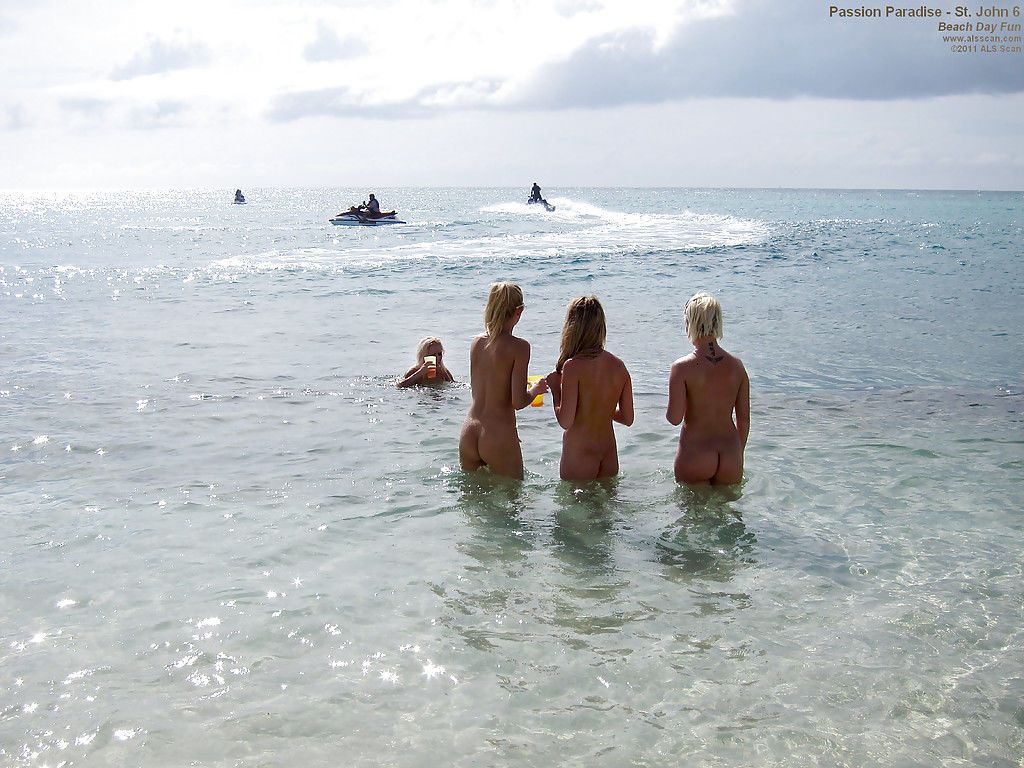 uwodzicielski Amatorskie lesbijki biorąc off ich bikini i Mając Zabawy odkryty