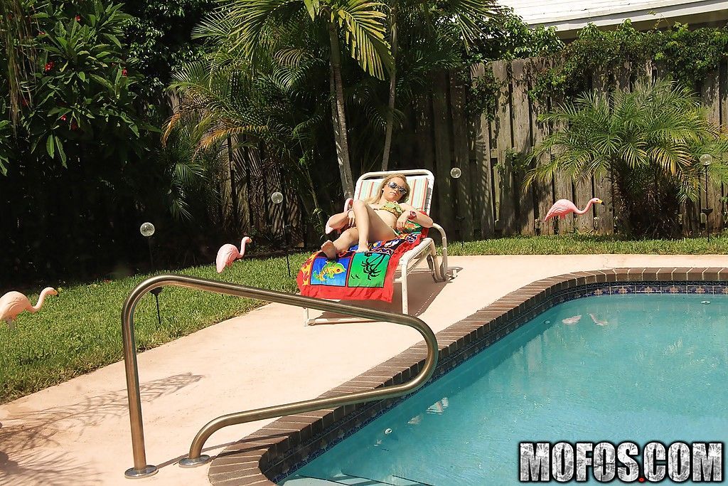 Jolie Amateur Babe Madison Chandler décapage :Par: l' piscine
