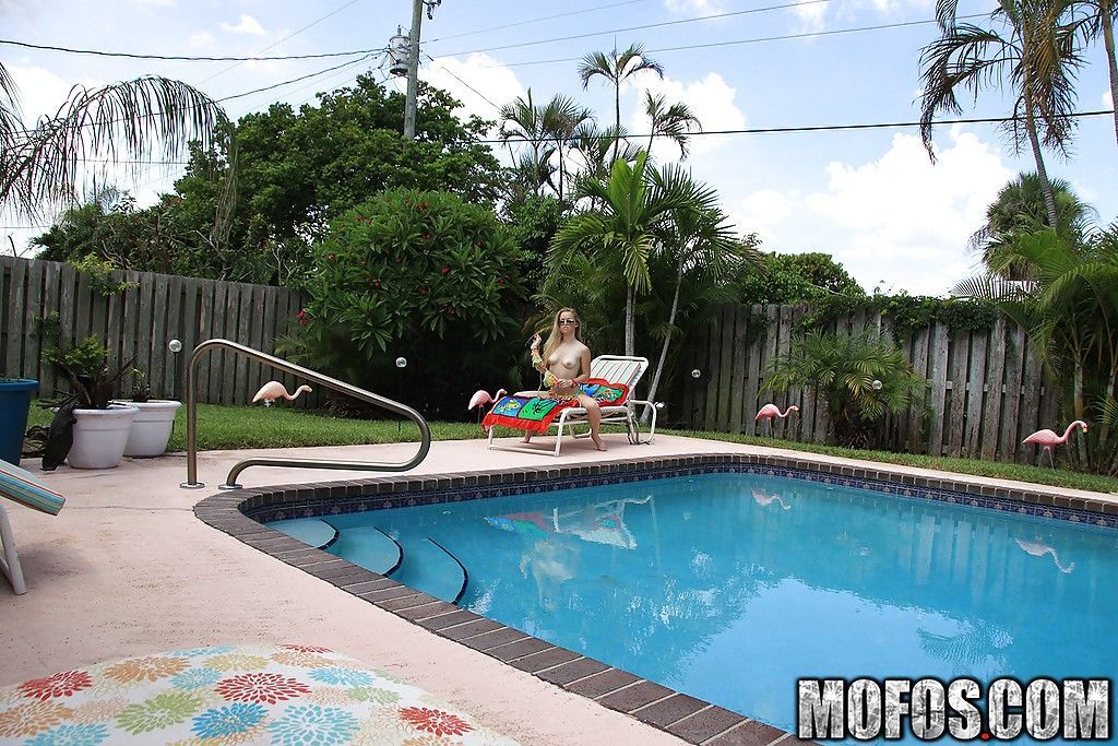 Jolie Amateur Babe Madison Chandler décapage :Par: l' piscine