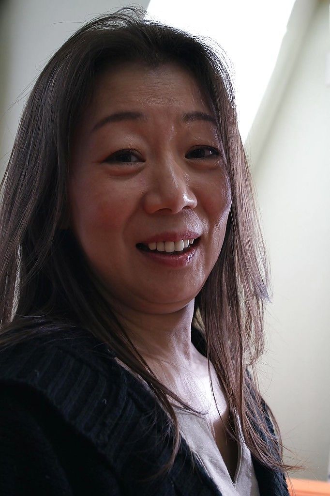 Asiatische Reifen Brünette Yoshiko Makihara ist zeigen aus in sexy Strumpfhosen