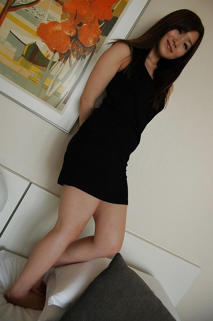 خجولة الآسيوية فاتنة مع لطيف ابتسامة Shiho كيتاهارا الانزلاق قبالة لها الملابس