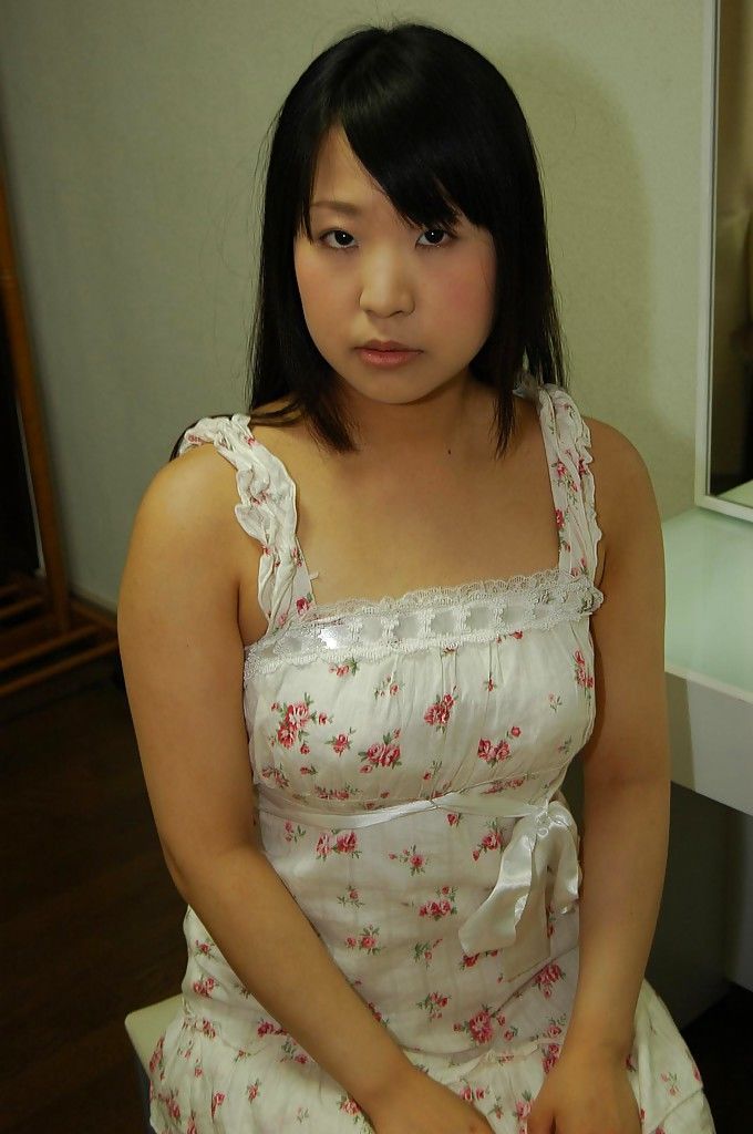 शर्मिला एशियाई किशोरी जून Matsuzaki अलग करना नीचे और खेल के साथ एक कम्पन या उत्तेजना यन्त्र