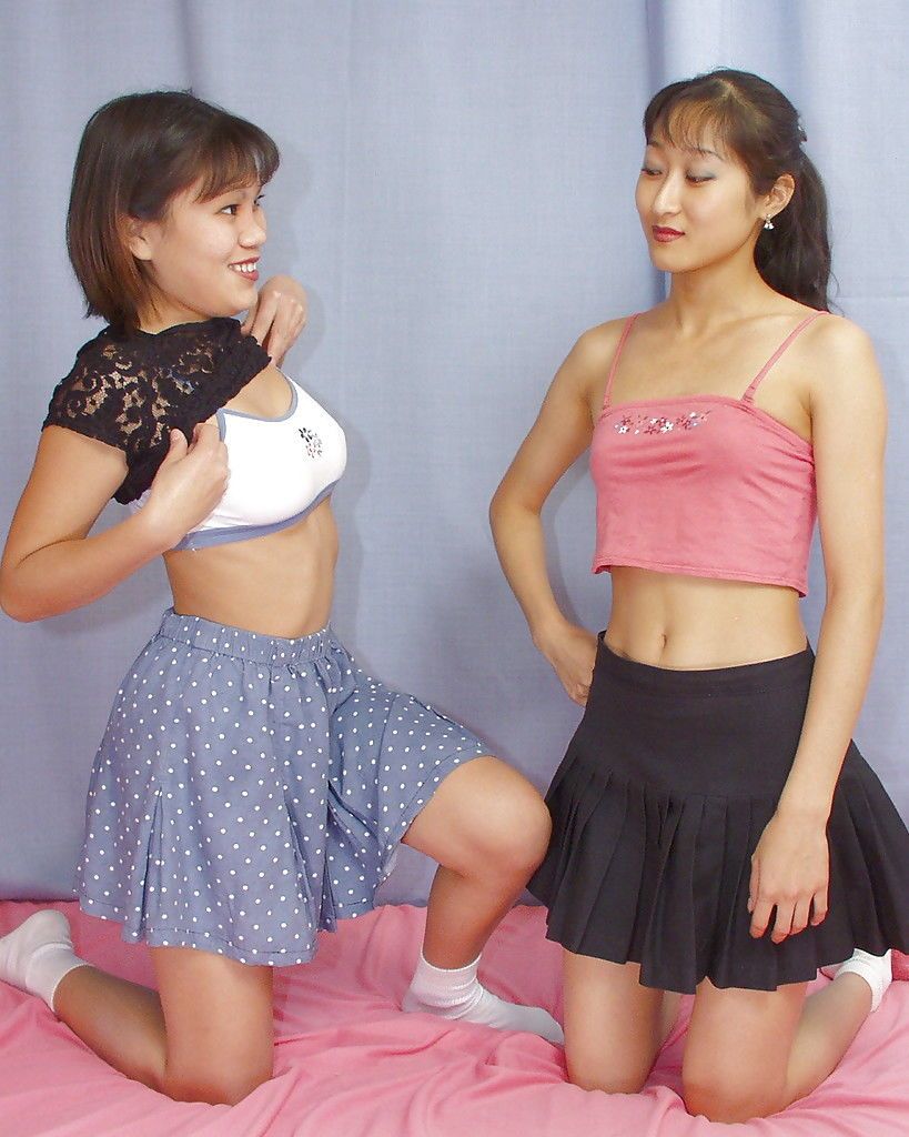 Lúbrica Asiático lassies han algunos pelar y lesbianas humping divertido