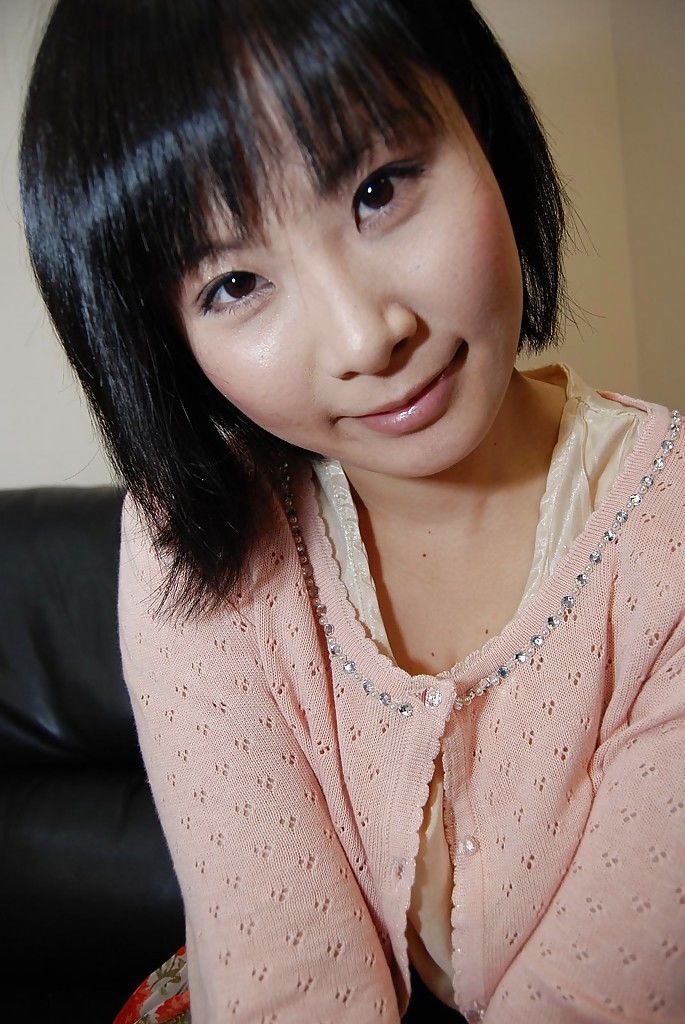 एशियाई बेब Minori Nagakawa अलग करना नीचे और उजागर उसके बालों वाली योनी