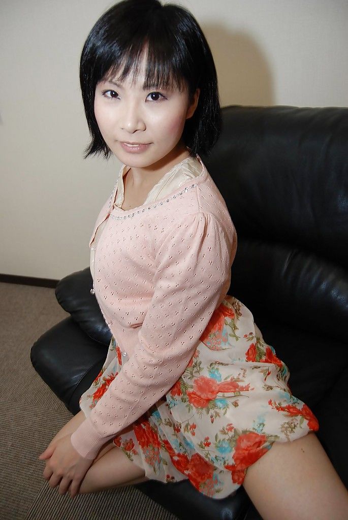 Азии Детка Минори Nagakawa зачистки вниз и разоблачение ее Волосатые Пизда