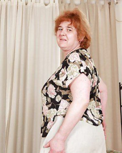 redhead Oma Mit massive schlaff Titten auszusetzen Ihr Haarige Fotze