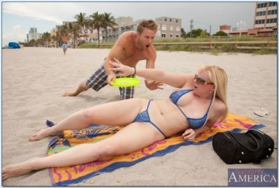 con mập Bikini Mẹ Cameron Chìa khóa móc trên những Bãi biển và chết tiệt