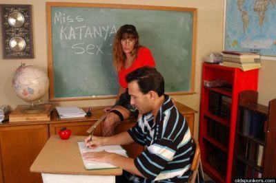 mature enseignant dans bas katanya obtient ramoner :Par: Poilu étudiant dans Salle de classe