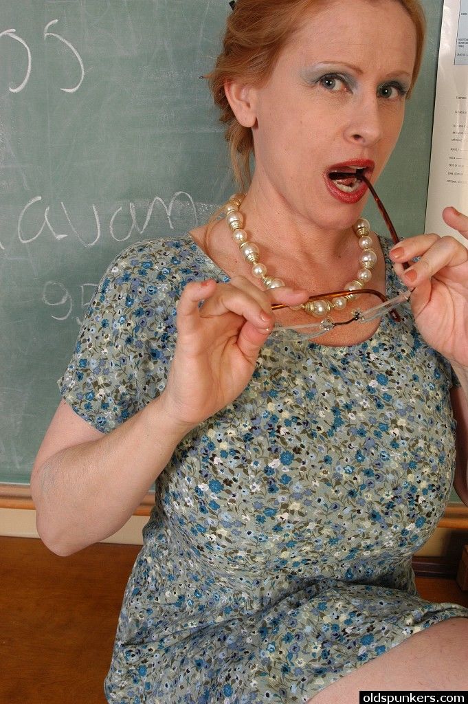 volwassen docent Lavendel met groot saggy tieten krijgt naakt in De Klas