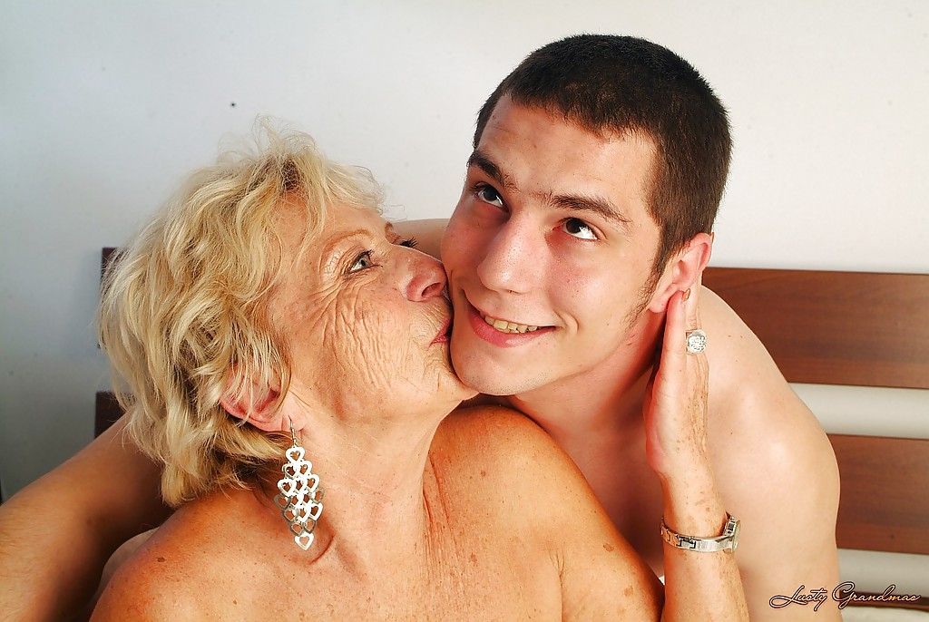 Lüsternen Oma Mit massive Krüge bekommt Ihr Haarige Fotze zufrieden :Von: ein jüngere Lad