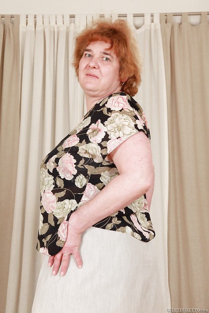 redhead Oma Mit massive schlaff Titten auszusetzen Ihr Haarige Fotze