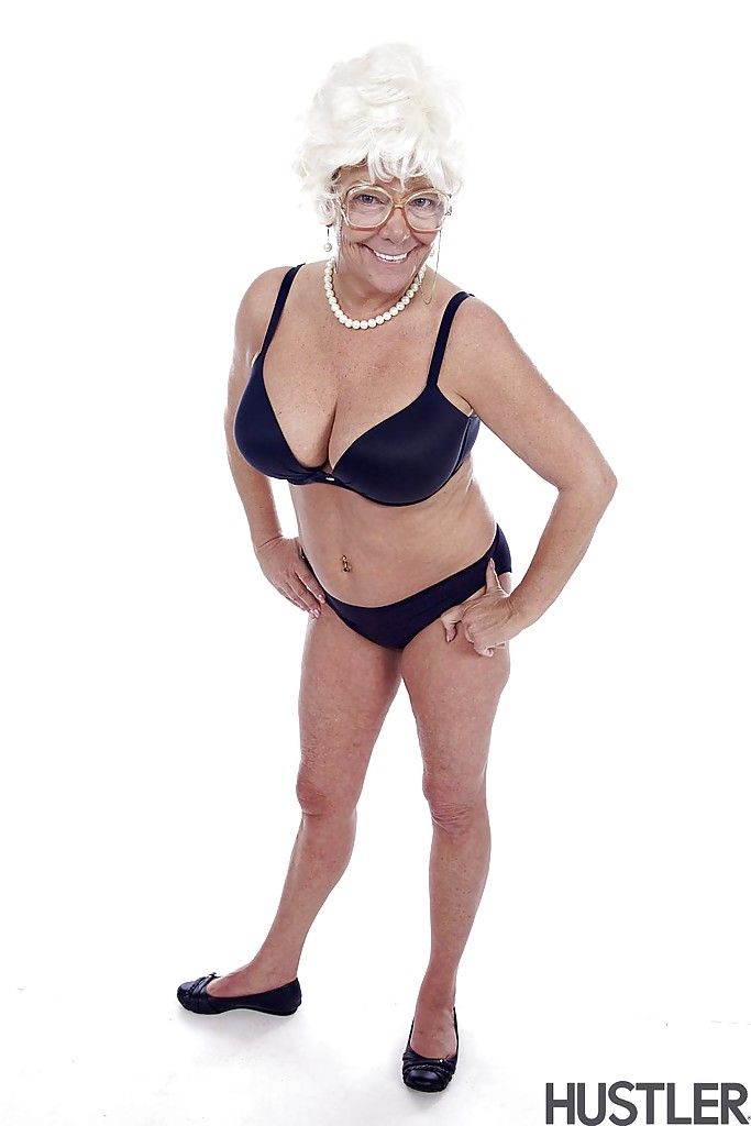 नानी पॉर्न स्टार करेन गर्मियों में मॉडलिंग पूरी तरह से कपड़े के साथ इससे पहले अलग करना नग्न