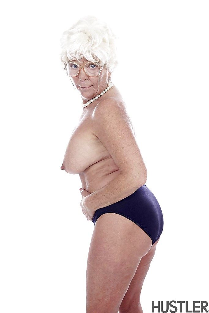 La abuela pornstar Karen Verano la modelización de la totalmente Vestido antes de pelar desnudo