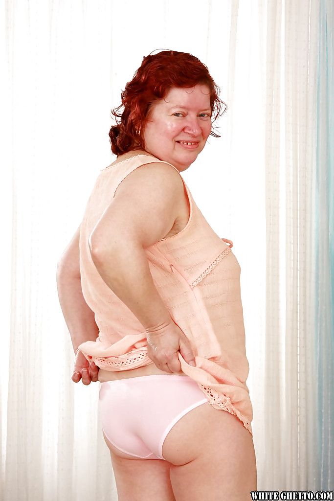 脂肪 红发女郎 奶奶 与 大规模的 壶 剥离 关闭 她的 衣服