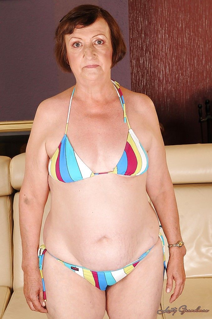 đồ ục ịch Này, bà già với Nhỏ bộ ngực Eve công việc khó khăn đưa ra cô ấy Bikini