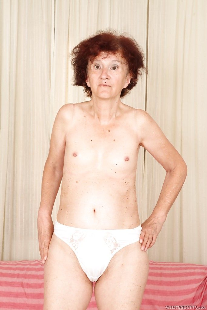 pelirroja La abuela marcelina muestra Ella misma desnudo en el bedroom!