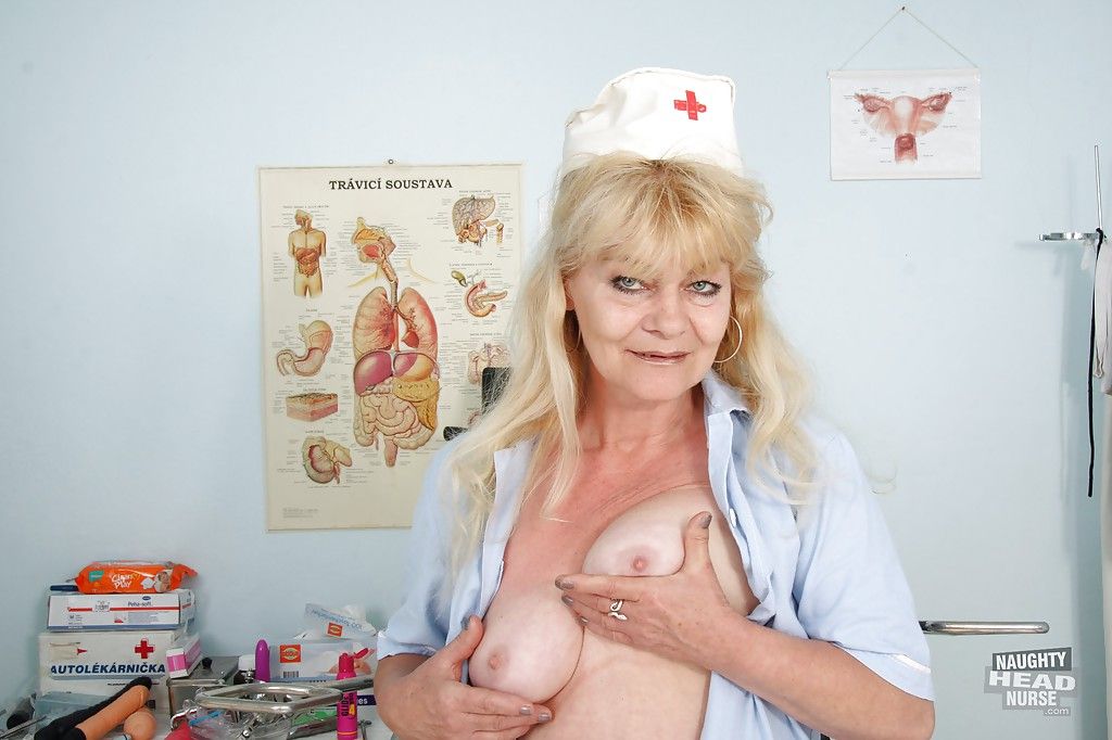 Smerig Oma in Verpleegkundige uniform masturberen haar twat met speelgoed