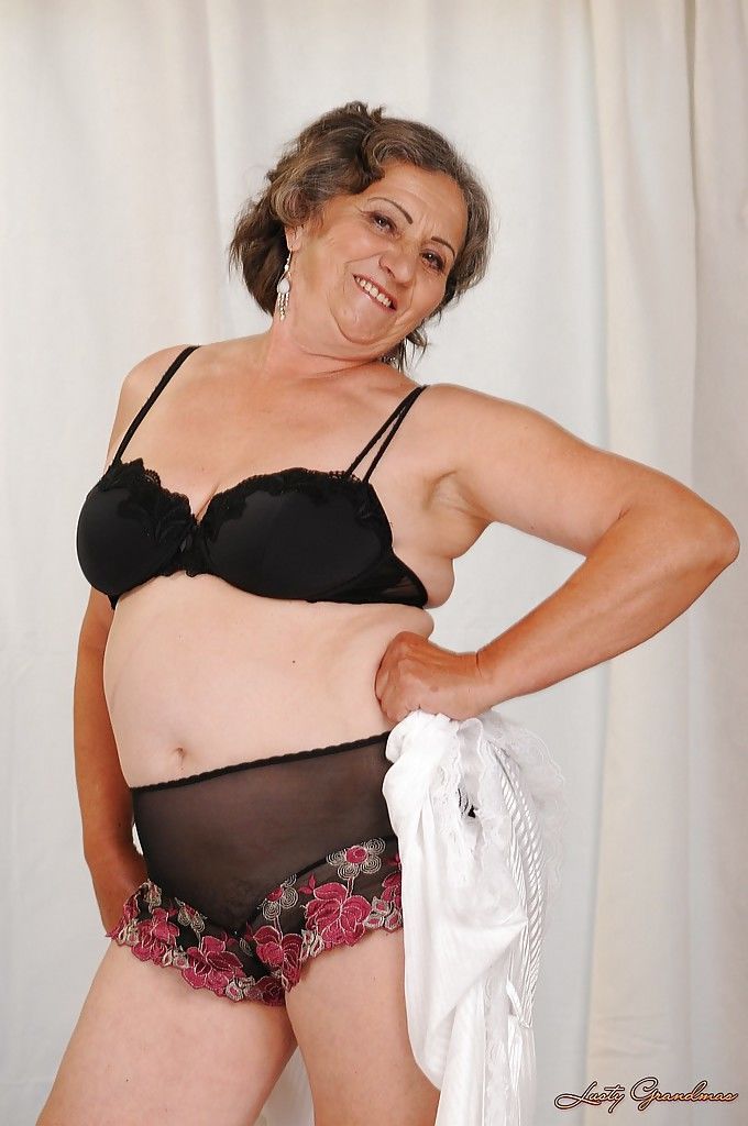 озорной Бабушка с жирные кривые получение избавиться из ее белье