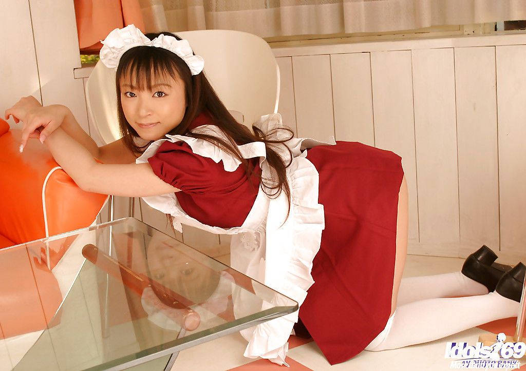 Adolescente Asiatico cameriera Con piccolo Tette Emiru Momose Scivolare off Il suo uniforme