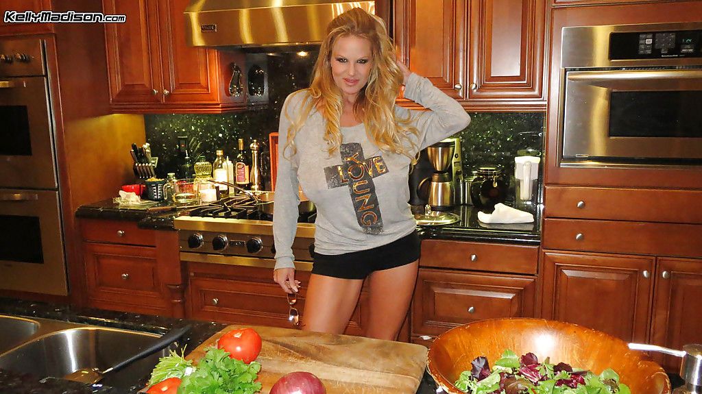 Vestito Amatoriale maturo Kelly Madison è mostrando Il suo Grande Tette in cucina
